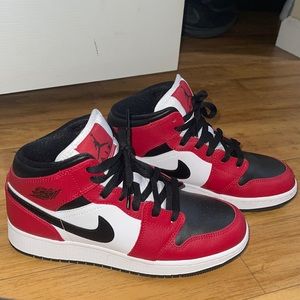 Air Jordan 1 mid GS “Chicago black toe”